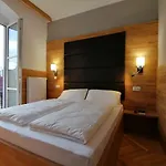 Golden Star - Premium Apartmanhotel Melk